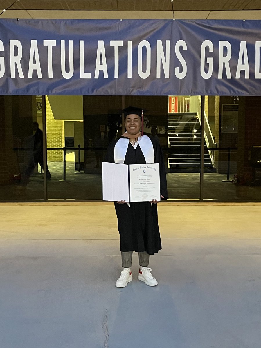 coachbriidub_'s tweet photo. I did a thing Friday night! Bachelor of Business Administration in Marketing ❤️💙✌🏼 #AlumStatus https://t.co/g0TMEC4IVu