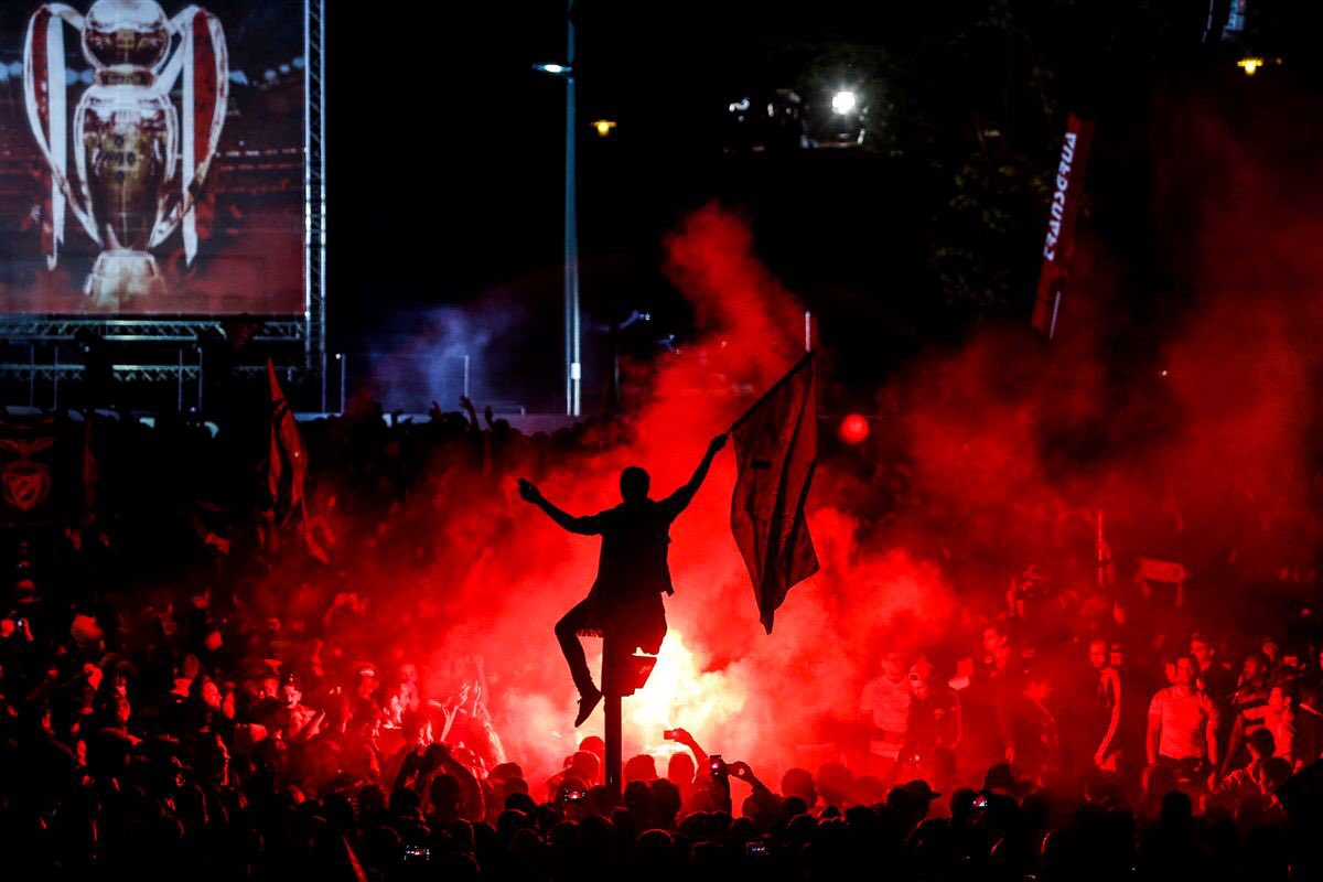 GamitoDiogo's tweet photo. lisboa é vermelho e branco. https://t.co/RsshqjQ5Ec