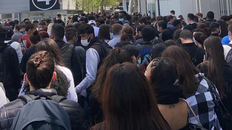 arenasrodrigo_'s tweet photo. Ceci n’est pas une file d’attente pour entrer dans un  #restaurantclandestin mais une file d’attente pour passer le #bts sans respect des gestes barrières #BTSCC2021 https://t.co/UKDy7qTHLN