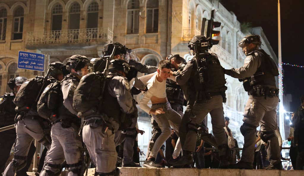 Israeli authorities’ brutal treatment of protesters in occupied East Jerusalem, including in/around al-Aqsa mosque, stem from a systematic practice of excessive force & impunity for serious abuses. Its actions here seek to quell demonstrations & Palestinian mass mobilization 4/7