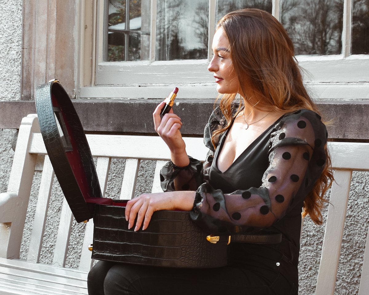 TheVanityCaseCo's tweet photo. The ultimate classic look, from the Iconic Range.  
Our Timeless Jet, crocodile effect, red silk interior, soft calf leather Vanity Case perfect for a sophisticated look while you travel.  

#TheVanityCaseCompany #luxury #luxurylifestyle #LuxuryTravel #travel #fashion https://t.co/Vc3ATE27TU
