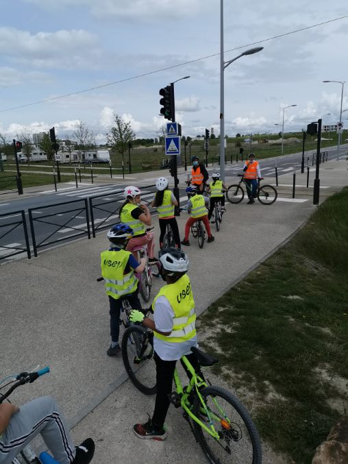 usepmarne's tweet photo. Une étape du p'tit tour #usep pour découvrir #Reims au départ de son école et valider le #savoirrouleravelo
@ArnaudRobinet @BlanchardRaphaL @VilledeReims @EpsMarne @usepnationale @cecfouquet @DptMarne @laligue51 @C_Lemoine287 https://t.co/4fVWdxuLmT