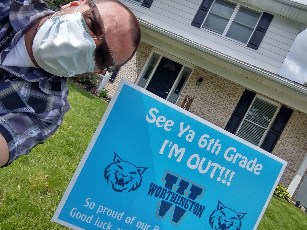Dropping off signs to celebrate our amazing 6th graders! Thank you parent committee for getting these awesome signs!