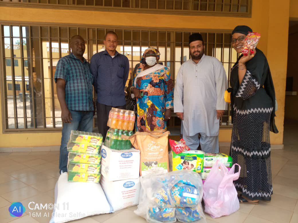 islam_et_media's tweet photo. La communauté islamique #Ahmadiyya fait don de vivres et non vivres à une pouponnière à Bamako, #Mali 🇲🇱 

The Ahmadiyya #Muslim community offers food rations and other essential items to an orphanage for small infants  in Bamako, #Mali 🇲🇱 

#Ramadan https://t.co/RON2vVOoMC