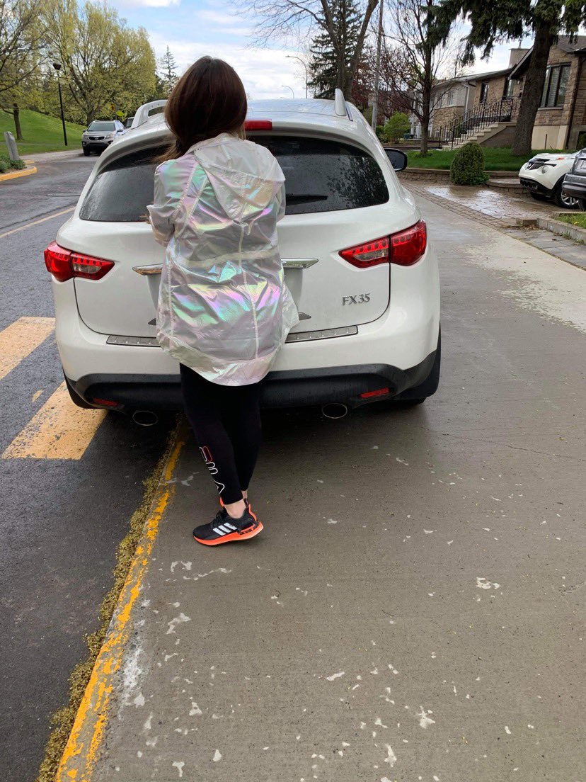 KGueffaz's tweet photo. @SPVM - Un comportement irresponsable qui expose nos enfants au danger juste à la sortie de l’école...dommage! Passage piéton utilisé par les enfants et les parents devant l’école Gabrielle-Roy saint Léonard, 10 mai à 3pm (plaque occultée volontairement par cette maman). https://t.co/lGI1zFVrfD