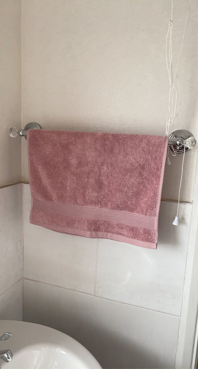 TheLighthouseCe's tweet photo. Today’s reason to smile........I got me a sparkly towel rail with a pink hand towel #ProjectPinkPalace #Bathroom #PinkSparklyGrout #Home #BlueJob xxx https://t.co/Eu4SW69Him