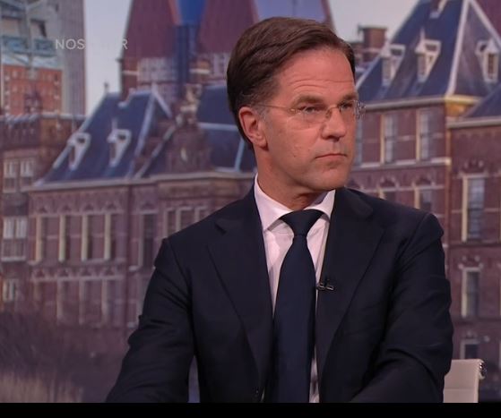 Dutchvlog's tweet photo. Deze man is 1 wereldwonder. #Leugenaar in chief #Rutte wil ons overtuigen met meer slimme leugens dat hij geen leugenaar is. De schakelaar is om. Hij  heeft het licht gezien. Geloof jij het? Whaaahahaha! #VVD #Nieuwsuur https://t.co/Dk3LGGRlwA