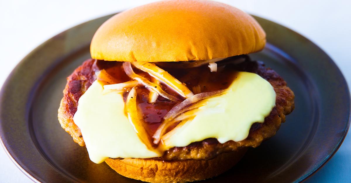 モスバーガー On Twitter とびきりチーズの国産チーズがこぼれる瞬間を激写 あ もうこれ食べたい とびきりチーズ 北海道産ゴーダチーズ使用 モスバーガー 営業時間や販売メニューは店舗により異なります