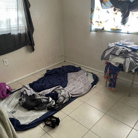 Después de llevar comida a una familia que necesitaba ayuda, descubrimos que necesitaban más que comida. Descubrimos que solo habían dos camas en una casa de diez. El resto duerme en el suelo. Entonces contactamos a <a href="/SweetDreamMake/">Sweet Dream Makers</a> 
 y esta semana llegan nuevas camas para todos.