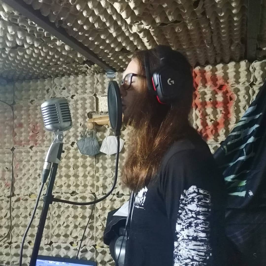 EnkryptionBand's tweet photo. Unas fotillos de las voces y última parte de la grabación, en unas semanas ya estará disponible el tema en el canal de Youtube de la banda.

Queremos agradecer a nuestro amigo @EnriqueShikari su gran esfuerzo y ayuda para que esto sea posible https://t.co/b0Rz8KMt2i
