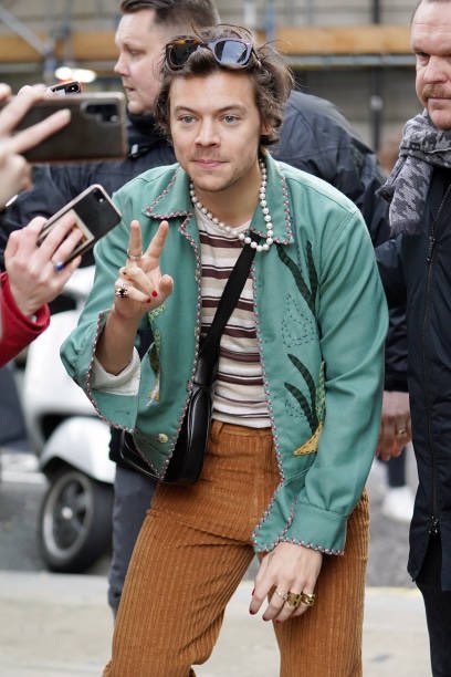 ot5archivedaily's tweet photo. Harry outside of the BBC Radio 2 studios

London, England

February 14 2020

I’m voting #Juice for #BestCoverSong at the #iHeartAwards︎ https://t.co/v9z8WHM6vw