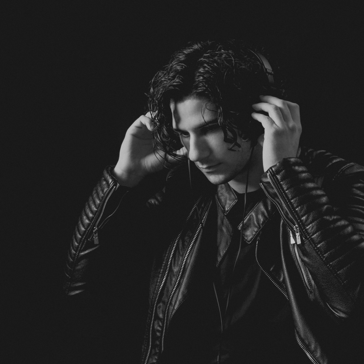 MatejaJezdic's tweet image. Also a shot from the “You Got Me Figured Out” photoshoot from the end of last year. A lovely photo gone by a colleague from the university. I’ve got some real talented people around me! This one is surely gonna appear in the Time Station CD booklet
#photoshoot #matejajezdic