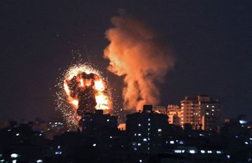This is Gaza right now. Occupation forces bombed civilian homes. I beg you to keep tweeting about what's happening in Palestine. Don't abandon Palestine. (open thread for resources to help) #GazaUnderAttack  #FreePalestine  #غزه_تحت_القصف
