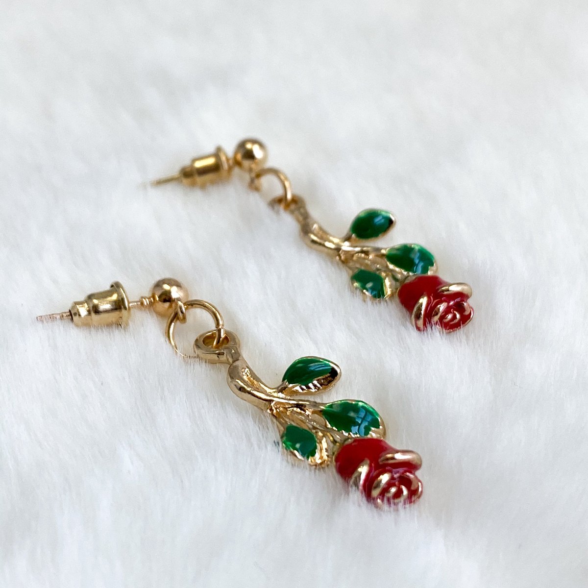 PPerceptions's tweet photo. #RT @monalaina: Red Rose Stud Earrings, Gold Rose Earrings, Gold Floral Earrings, Gold Floral Jewelry, Valentines Day Earrings, Christmas Gift for Her, S182 https://t.co/0H2TMFqjul #Earrings #EtsyJewelry #EtsyShop #Handmade #GiftforHer #Jewelry #BeautyA… https://t.co/hnMAsKv78l
