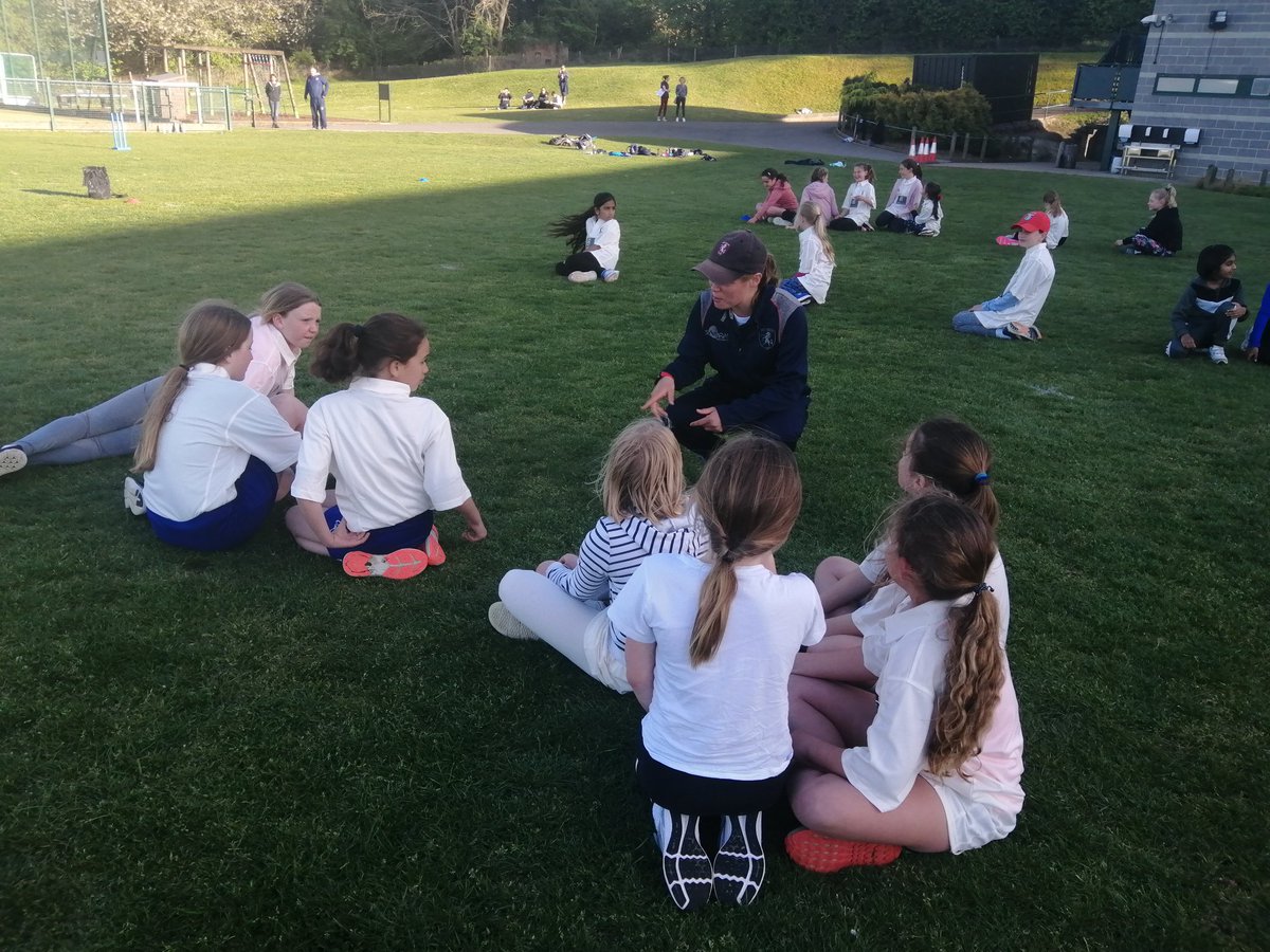 Fantastic to see the <a href="/cowdreycc/">Cowdrey Cricket Club</a> girls absorbing words of wisdom from <a href="/JodieHobson15/">Jodie Hobson</a> tonight at the launch of their new section, with 28 girls attending 👏🏻 well done to the club and all involved in getting it up and running