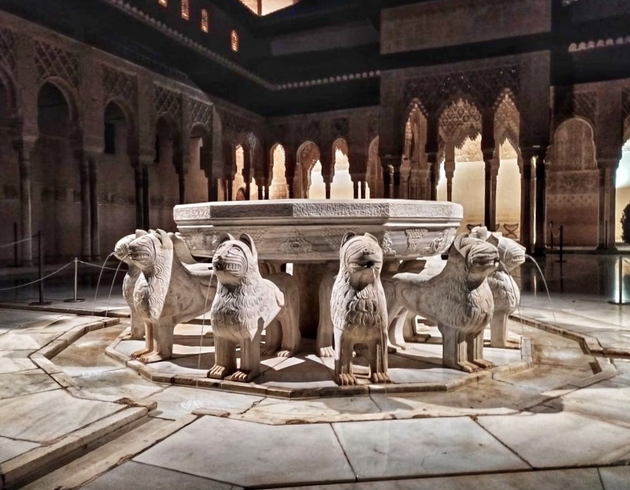 ⭐La #Alhambra recupera a partir de mañana las #visitasnocturnas de martes a sábado a las 22:00 hrs. Una ocasión perfecta para contratar una visita privada y descubrir los #PalaciosNazaríes de una manera diferente...te vienes❓
▶️bit.ly/3hbpxpf
