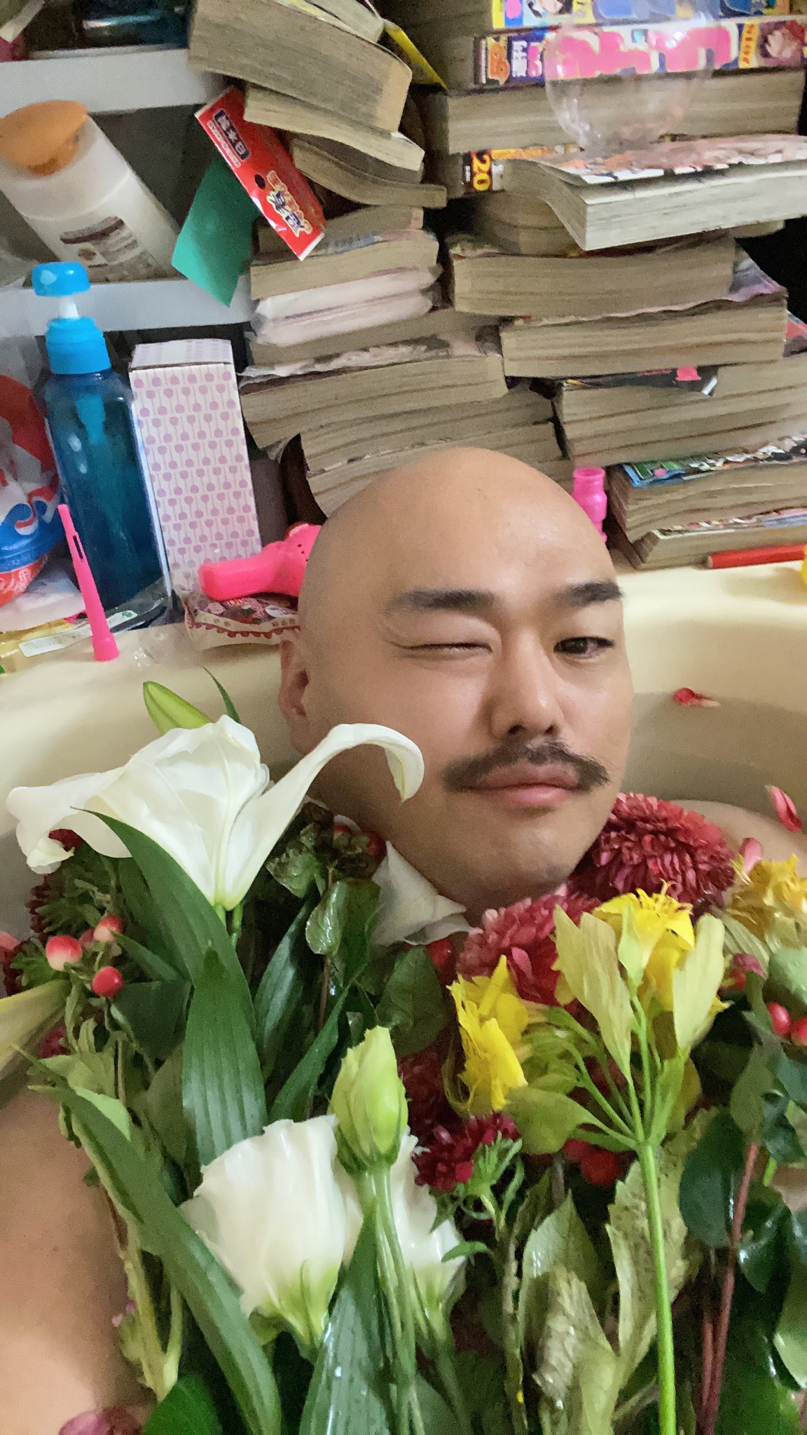 クロちゃん 花に囲まれた優雅なバスタイム姿を投稿 棺桶かな とツッコミの嵐 Sirabee