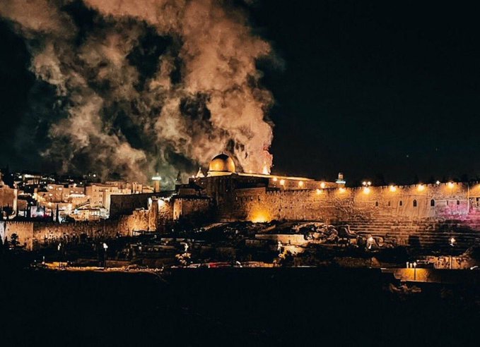 Yanan Filistin değil yanan tüm insanlık. Sadece müslümanlar değil tüm insanlık bu zulüm karşısında tek yürek olmalı. 
#AksadaBaskınVar