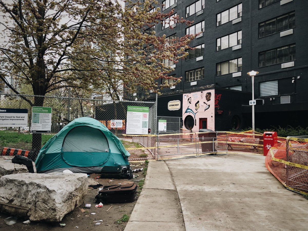 lorrainelamchop's tweet photo. Privileged people wine &amp; dine; homeless people get a fine (with a side of forced removal &amp; displacement).
Today the City issued trespass notices to our homeless neighbours. A few hours later City trucks showed up to set up CafeTO where they  just issued notices.

Well then. https://t.co/7LhRCvM4Gh