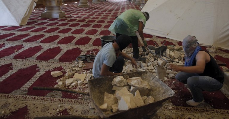 Starting in the early hours of last night at the Temple Mount, Palestinian rioters prepared large piles of rocks, stones, steel beams, and firecrackers with the intent of using them against Israeli police forces and Jews in general.