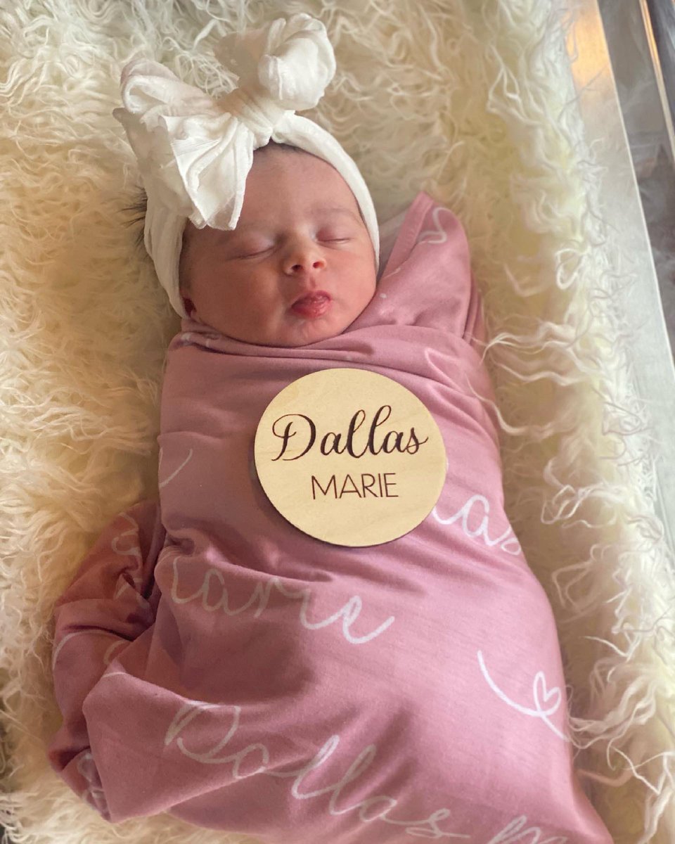 ace_high_ash's tweet photo. Our beautiful baby girl finally made her appearance into this world today💕 

✨Dallas Marie Gibson✨￼

6.6 pounds 
19 inches 
12:14 P.M. https://t.co/Hx3g2cBG9r