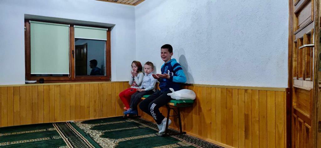 TimetohelpNL's tweet image. EVEN A SMILE IS A CHARITY 🥰 Mooi om alle blije gezichtjes te zien toen we samen het vasten gingen verbreken met studenten in Bosnië 🇧🇦 Kinderen blij, wij blij ❤️

Tot de laastste dag van de Ramadan blijven wij uw Sadaqa, Zakaat, Fitr &amp;amp; Fidya delen via 💌 timetohelp.nl/doneren-in-ram…