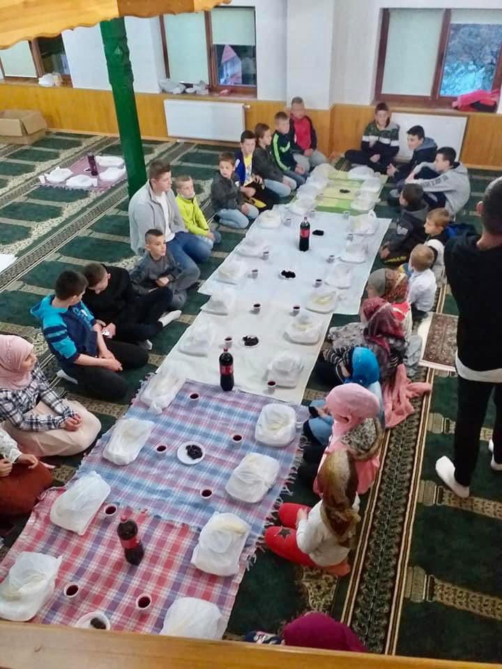 TimetohelpNL's tweet image. EVEN A SMILE IS A CHARITY 🥰 Mooi om alle blije gezichtjes te zien toen we samen het vasten gingen verbreken met studenten in Bosnië 🇧🇦 Kinderen blij, wij blij ❤️

Tot de laastste dag van de Ramadan blijven wij uw Sadaqa, Zakaat, Fitr &amp;amp; Fidya delen via 💌 timetohelp.nl/doneren-in-ram…