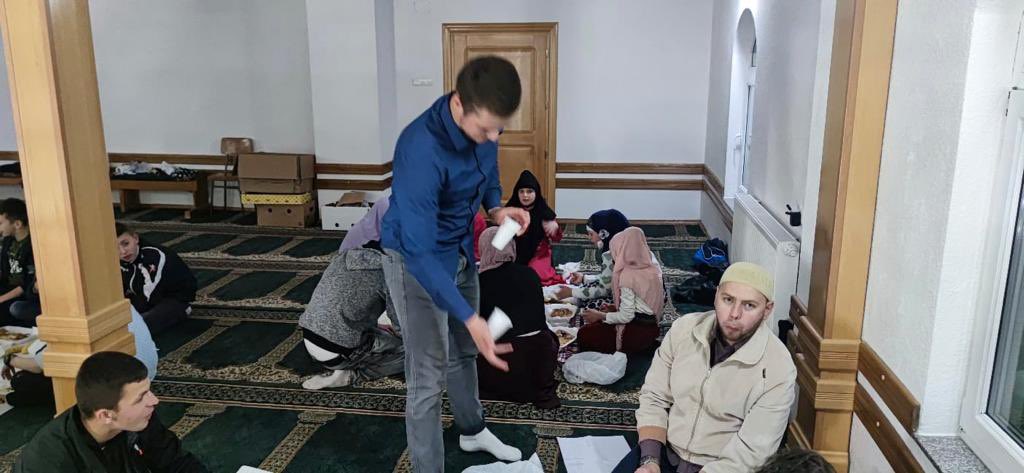 TimetohelpNL's tweet image. EVEN A SMILE IS A CHARITY 🥰 Mooi om alle blije gezichtjes te zien toen we samen het vasten gingen verbreken met studenten in Bosnië 🇧🇦 Kinderen blij, wij blij ❤️

Tot de laastste dag van de Ramadan blijven wij uw Sadaqa, Zakaat, Fitr &amp;amp; Fidya delen via 💌 timetohelp.nl/doneren-in-ram…