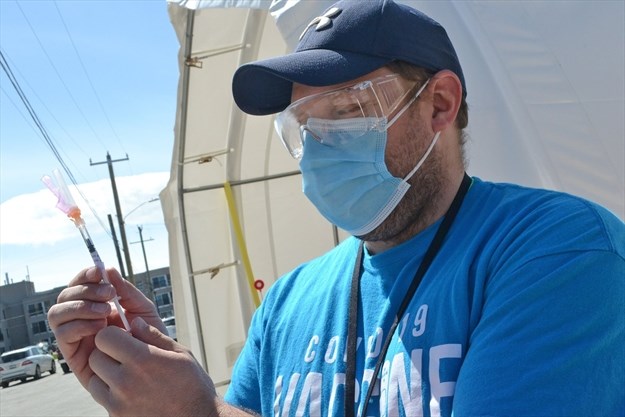 torontodotcom's tweet photo. Ontario expands #COVID19 #vaccine eligibility to those 40-plus, at-risk groups. https://t.co/9QxxstzHsq https://t.co/QzgWv3MJGP