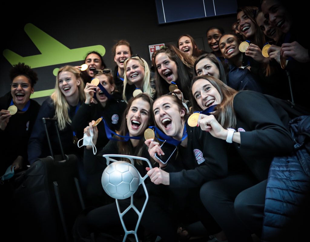 ejarniou's tweet photo. Atterrissage réussi pour les filles du @NAHB_officiel championnes d’Europe et de la coupe, à Nantes cet aprèm !!! Quel week-end « inoubliablement » rose 😍📸@ejarniou https://t.co/LPPjQNw4Qw