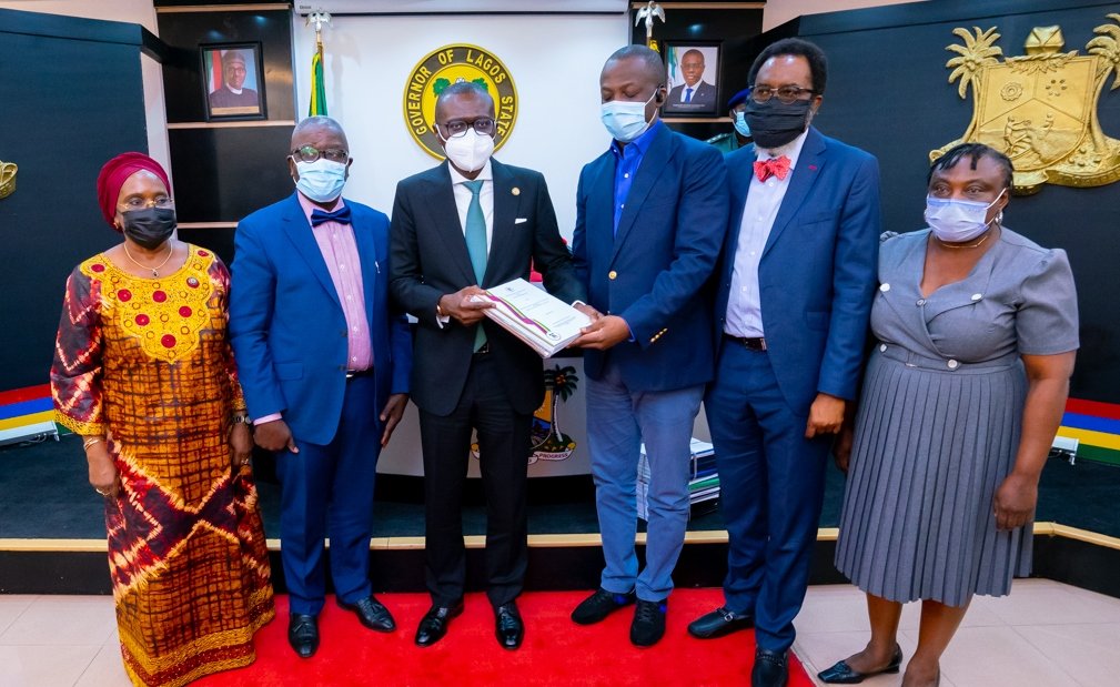 enviupdatelasg's tweet image. Governor @jidesanwoolu, on Monday, received the report of the six-member special visitation panel on the appointment of the 9th substantive Vice-Chancellor (VC) of the Lagos State University.
@jidesanwoolu @TokunboWahab @LASUOfficial 
#LASG
Read More..m.facebook.com/story.php?stor…