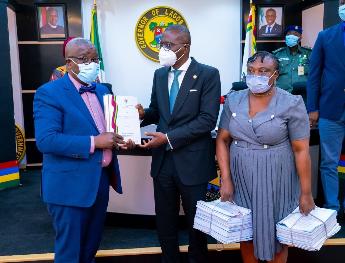 enviupdatelasg's tweet image. Governor @jidesanwoolu, on Monday, received the report of the six-member special visitation panel on the appointment of the 9th substantive Vice-Chancellor (VC) of the Lagos State University.
@jidesanwoolu @TokunboWahab @LASUOfficial 
#LASG
Read More..m.facebook.com/story.php?stor…