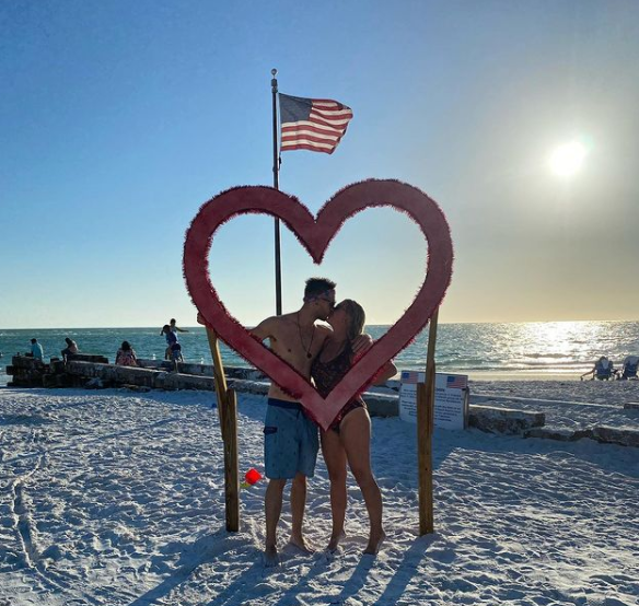 feelingthevibe's tweet photo. Siesta Key Update! @chloe_trautman looks happy and in love after @SiestaKey departure.  Does she have a new boyfriend?  We're spilling it!🤫https://t.co/PwfW9zYoXX https://t.co/xnTF1wmxcR