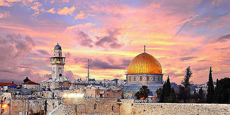 Kudüs!
ne toprak meselesi,
ne ırk meselesidir..
Kudüs; İ M A N meselesidir..!

#AksadaBaskınVar  
#المسجد_الأقصى