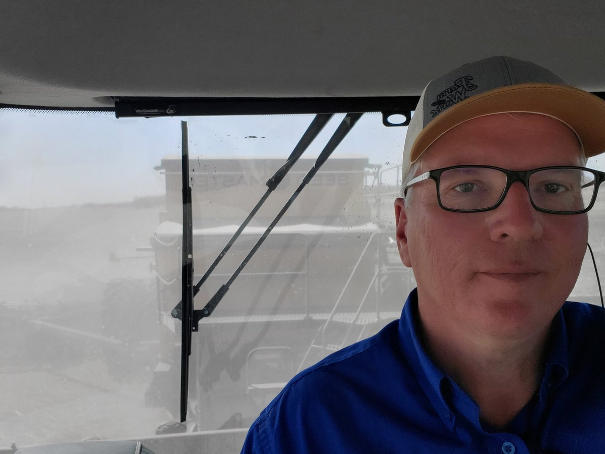 GBCPerry's tweet photo. Makin some acres with the @SeedMasterMfg #UltraSR. 750 bu of Onboard and single rank drill. https://t.co/pBL6Es9d7t