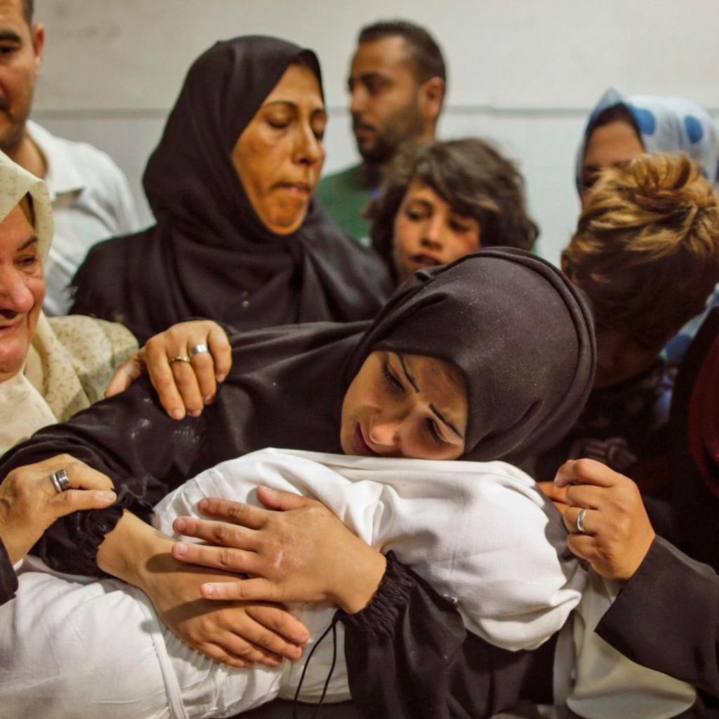 Hangisinden başlasam bilemedim…

Gasıp Yahudi tarafından katledilen Müslümanlardan mı? 
Evladını kaybeden annenin çaresizliğinden mi?

Hakikat şu;

Yöneticiler kınama eşliğinde seyirci kalmaya devam ediyor.

Sadece kınamayla yetinenlerden şikayetçiyiz Allah'ım.

#AksadaBaskınVar