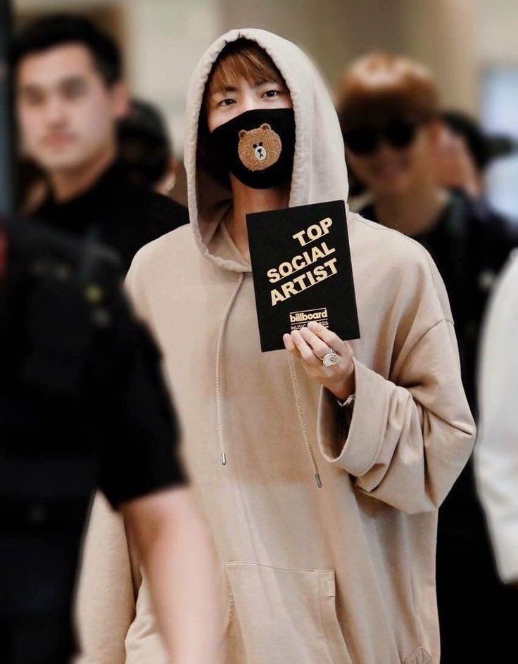 ARMY, let's remember Kim Seokjin arriving at the Korean airport, bragging that BANGTAN had won the 2017 Billboard SOCIAL TOP BTS WORLD DOMINATION 💜✨ BTS PAVED THE WAY 🏆 I’m voting for @BTS_twt for #BBMAsTopSocial