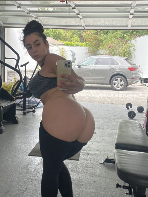just finished a killer leg day. is my booty bigger yet? https://t.co/NDmoDY8Lj4<a href="/tag/fuckafriend"class="tags"><span>#fuckafriend</span></a>