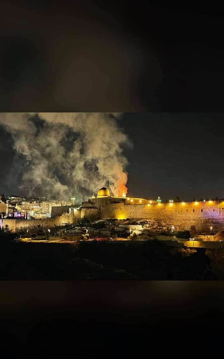 #Aksadabaskınvar 
Kudüs ümüz yetim kaldı, 2 milyar müslümanın varlığında öksüz kaldı. Allahım içimizde yeniden Bedir ruhunu birlik ve beraberliğini inşa et ve sen düşmanlarımızın kalbi korku ver.