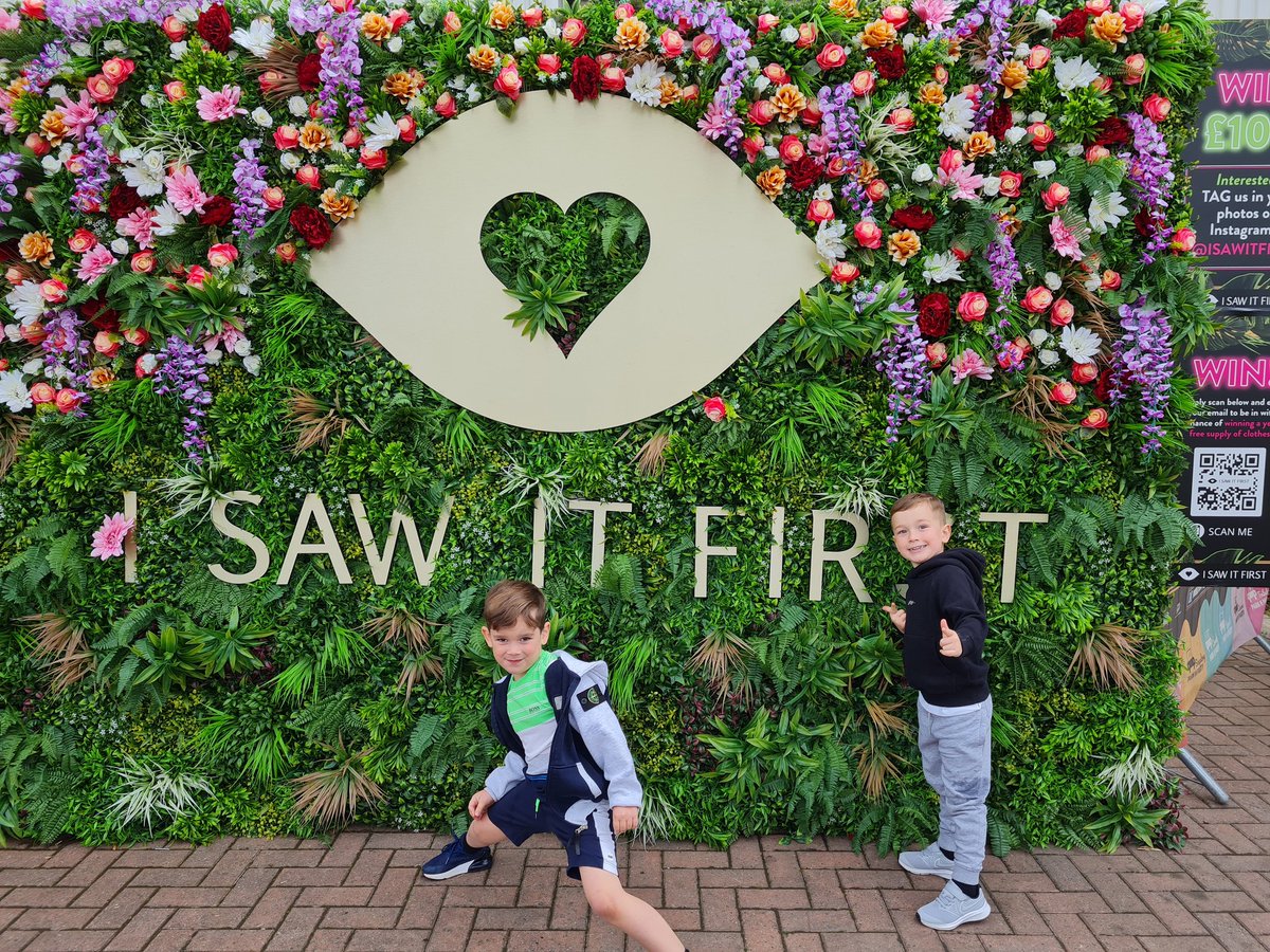 ktdale's tweet photo. @isawitfirst Britain's next top models having so much fun at @ParkNParty_ https://t.co/8fXJrNfsVL