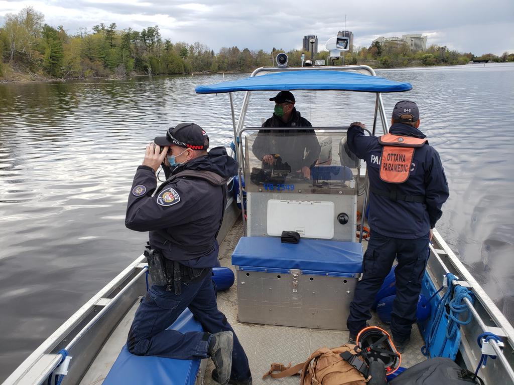 MDTOttawaPolice's tweet photo. MDT assisting on a search of missing person along the Rideau @OPSChiefSloly @OttawaPolice @Joan20156 @SheehyMA https://t.co/MFhgKlSAGt