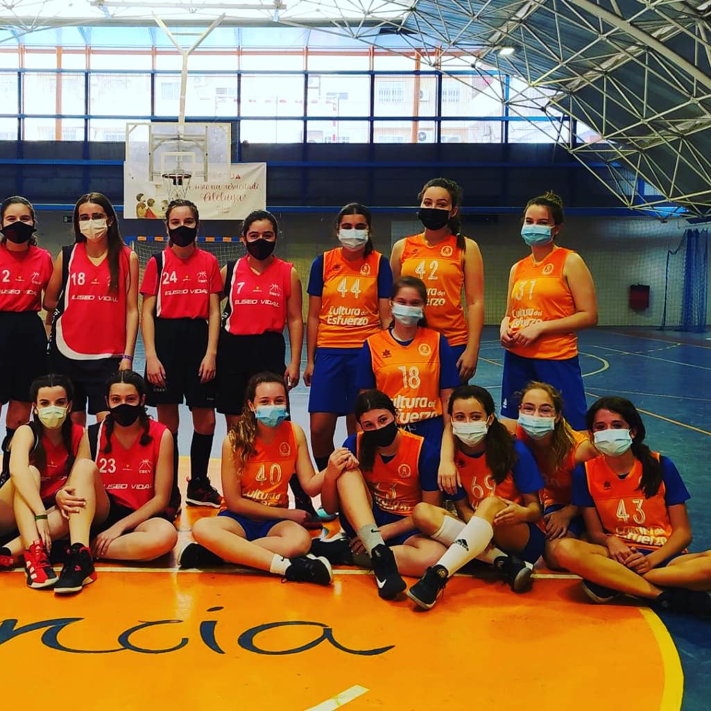 SD_Calasanz's tweet photo. 🏀 Baloncesto Calasanz 🏀
Bonitas imágenes del fin de semana, el alevín femenino disputó su partido en la siempre difícil cancha de @basquetcomenius 💪,por su parte el alevín masculino jugaba su partido contra @logosbasketsedavi en el @sjcalasanzvlc🏫. SIGUE⬇️ https://t.co/YYS70zV4NO