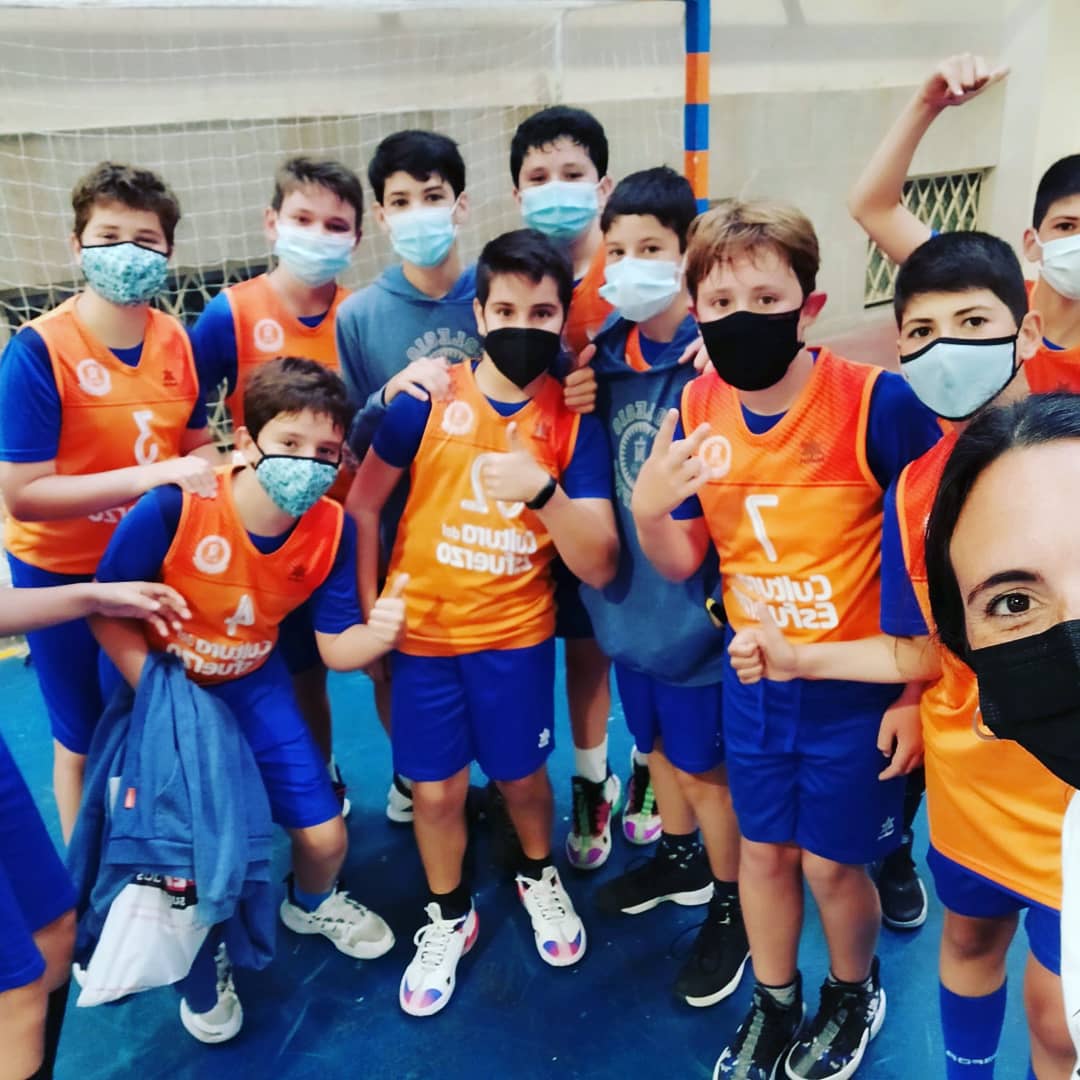 SD_Calasanz's tweet photo. 🏀 Baloncesto Calasanz 🏀
Bonitas imágenes del fin de semana, el alevín femenino disputó su partido en la siempre difícil cancha de @basquetcomenius 💪,por su parte el alevín masculino jugaba su partido contra @logosbasketsedavi en el @sjcalasanzvlc🏫. SIGUE⬇️ https://t.co/YYS70zV4NO