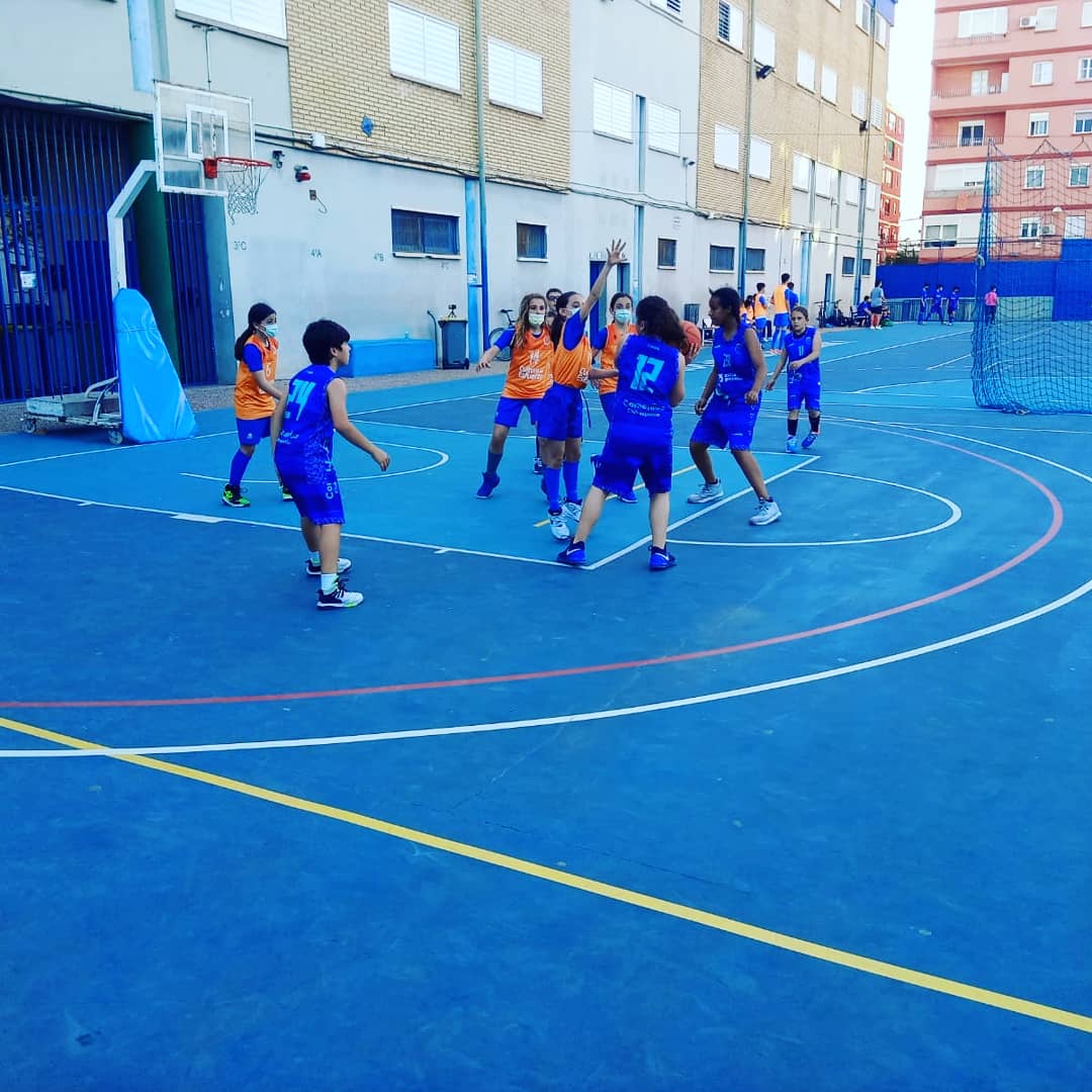 SD_Calasanz's tweet photo. 🏀 Baloncesto Calasanz 🏀
Bonitas imágenes del fin de semana, el alevín femenino disputó su partido en la siempre difícil cancha de @basquetcomenius 💪,por su parte el alevín masculino jugaba su partido contra @logosbasketsedavi en el @sjcalasanzvlc🏫. SIGUE⬇️ https://t.co/YYS70zV4NO