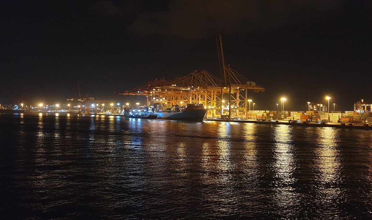 Sandar bareng mantan.... pengen nyambangi.... sayang terkendala ama Niat... 😂😂