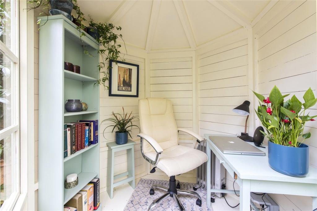 A garden writing hut, Primrose Hill, London.

#writinghut #writingspace #writing