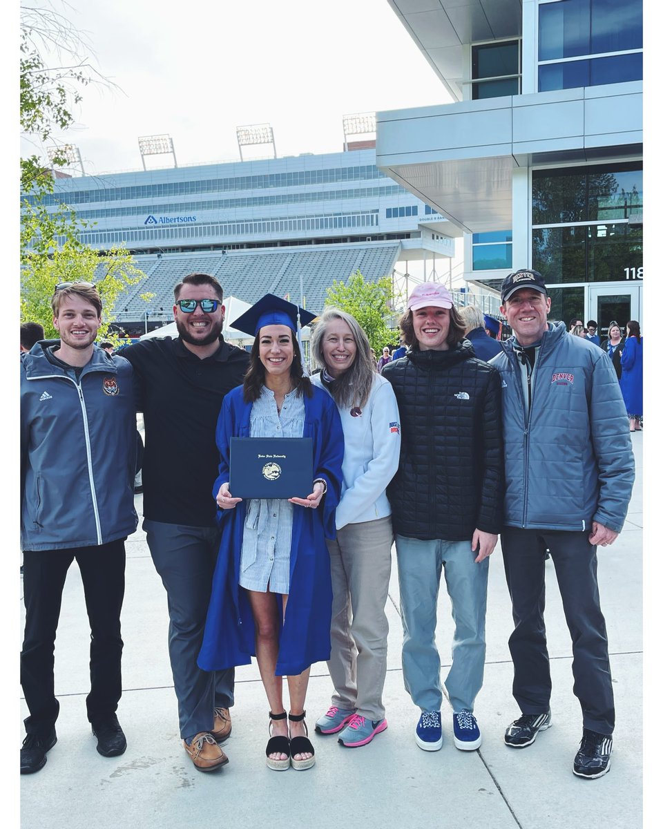 krammaur's tweet photo. Graduate college: ✔️ 👩🏻‍🎓
Up next -
Teaching job: ✏️📚🍎👩🏽‍🏫 https://t.co/QaAr8y0TrP
