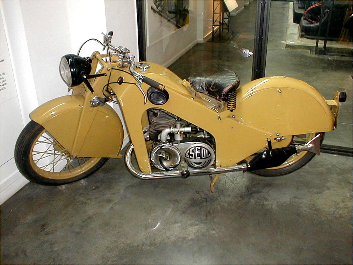 QuirkyRides's tweet photo. A #quirky obscure #artdeco #Belgian 🇧🇪 #motorcycle from 1937 the #Escol with a #Villiers 350cc engine #1930s https://t.co/xto9H8kPLH