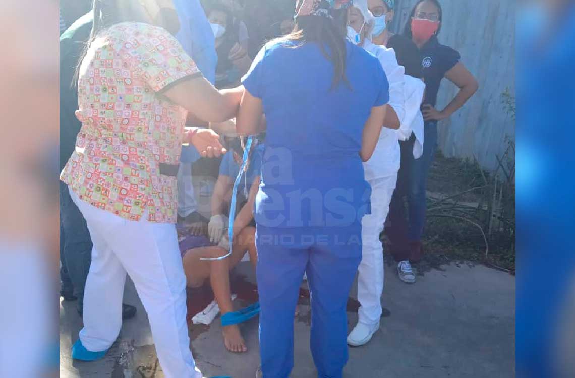 laprensalara's tweet photo. #10May | 🔴Este lunes en horas de la tarde, una mujer dio a luz en plena acera del Hospital Dr. Pastor Oropeza, al oeste de #Barquisimeto, así lo confirmó Alberto Domínguez, presidente del sindicato del Seguro Social. https://t.co/x5p1rNbjWK