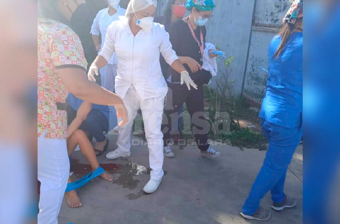 laprensalara's tweet photo. #10May | 🔴Este lunes en horas de la tarde, una mujer dio a luz en plena acera del Hospital Dr. Pastor Oropeza, al oeste de #Barquisimeto, así lo confirmó Alberto Domínguez, presidente del sindicato del Seguro Social. https://t.co/x5p1rNbjWK